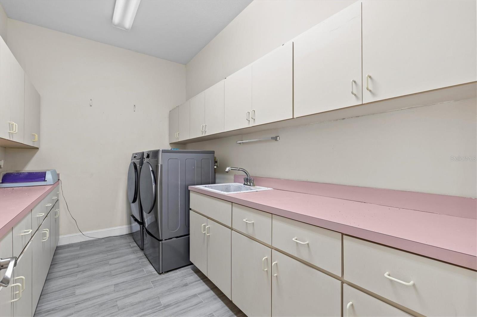 HUGE LAUNDRY ROOM
