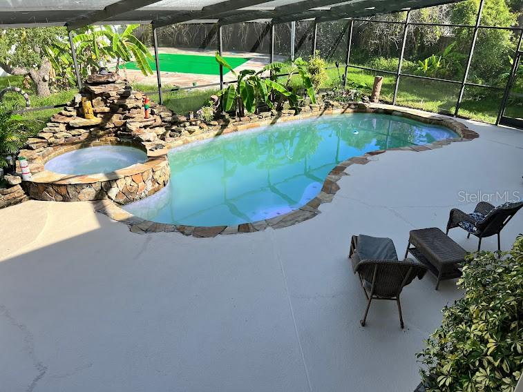 Large Pool/ Jaccuzzi.