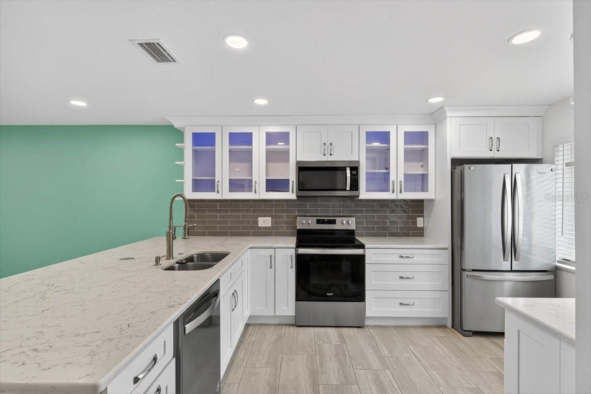 Gorgeous kitchen with adjustable accentlighting in cabinets.