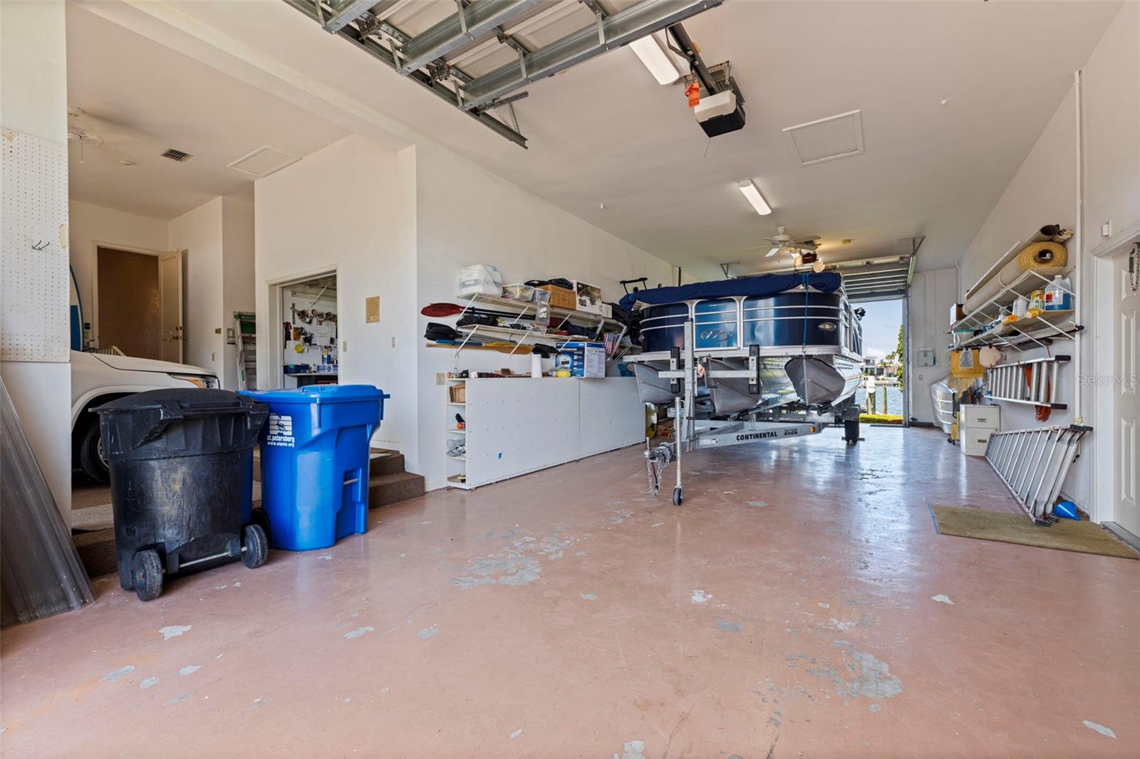 Garage 2 for a boat or 2-3 cars parked tandem