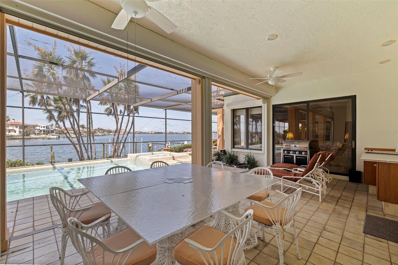 Dining area - Swimming Pool - Deck/Patio