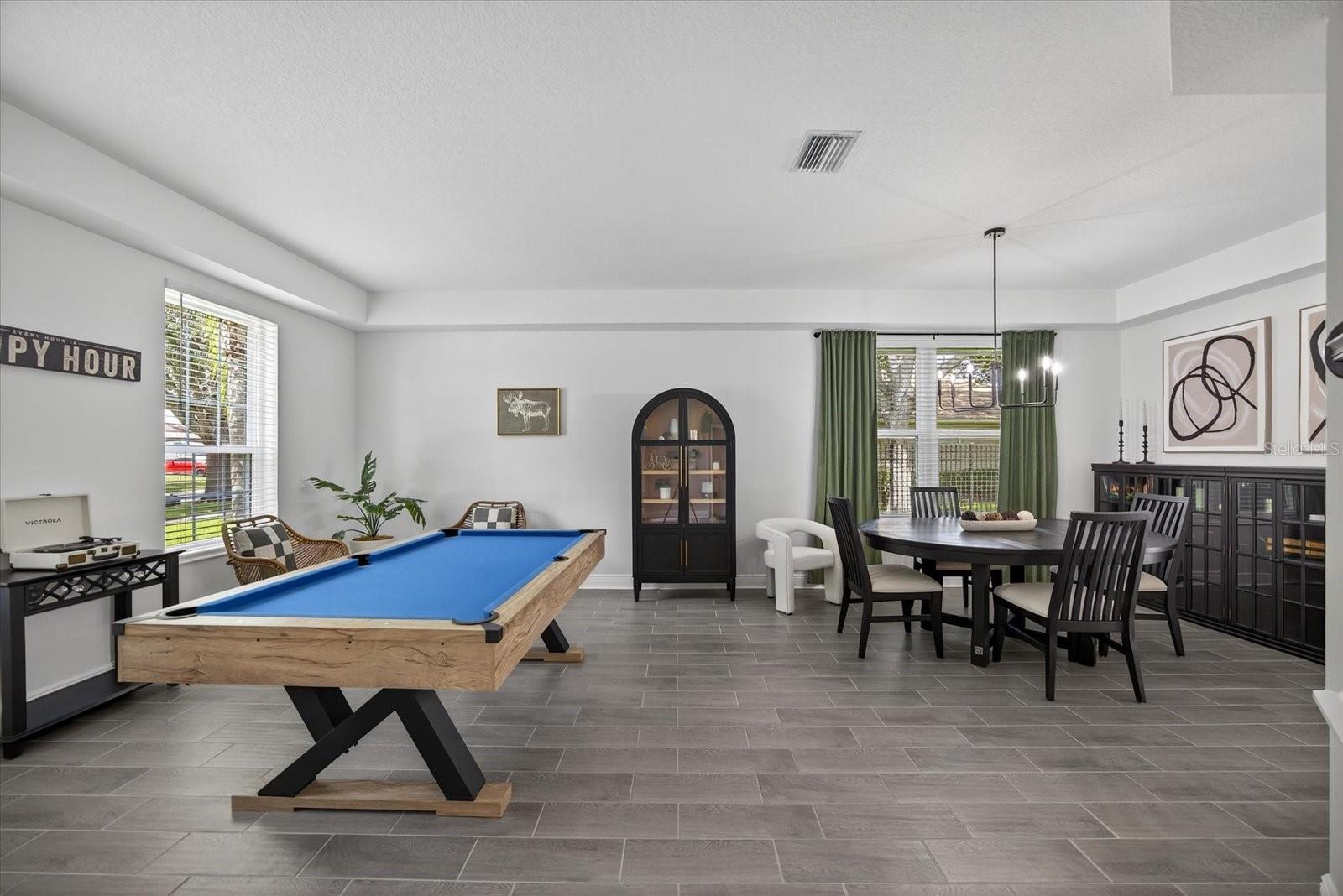 Formal living/dining rooms