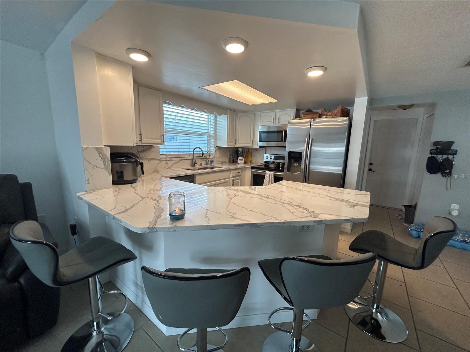 Eat-in Kitchen with bar