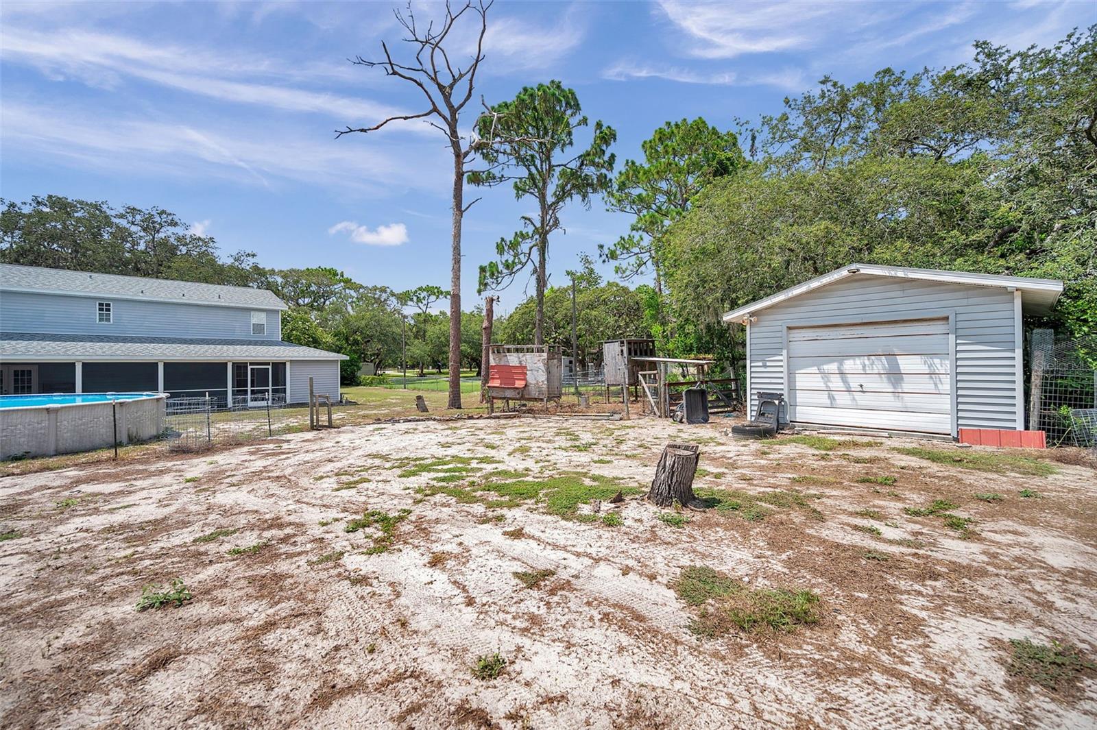 Detached shed in back.