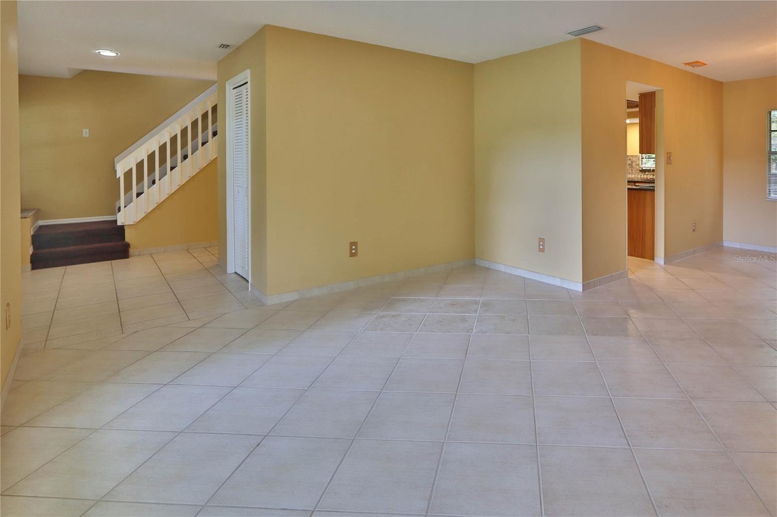 FOYER / LIVING ROOM