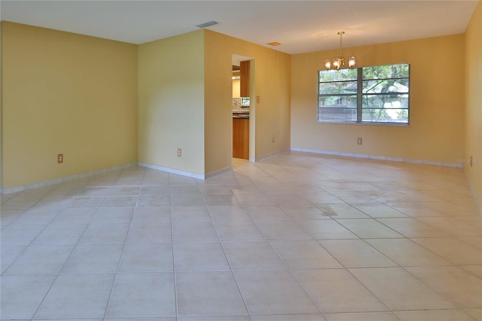 LIVING ROOM / DINING