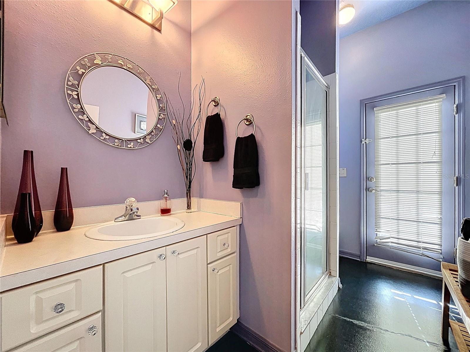 En-suite bathroom/Pool bathroom