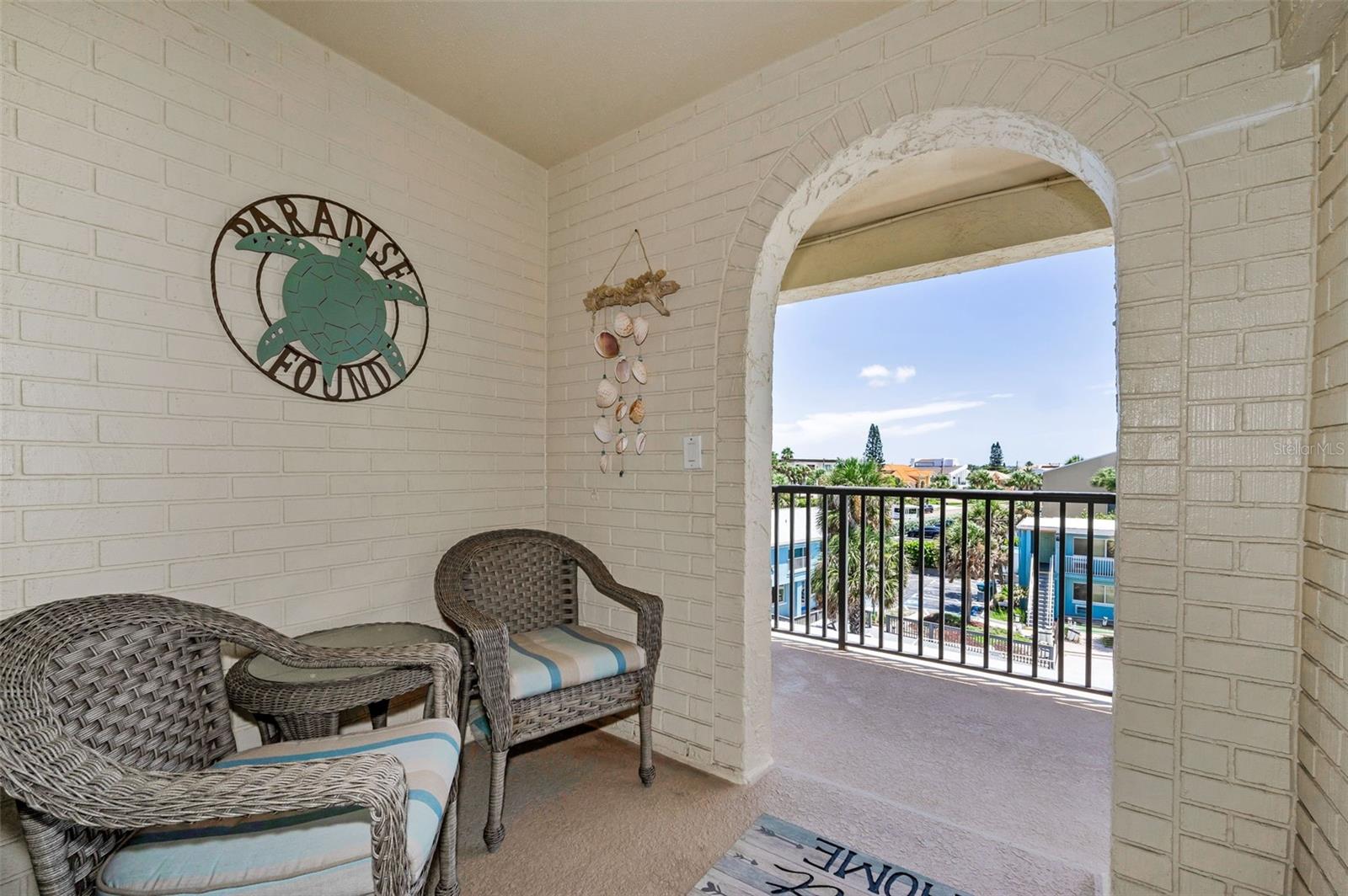 Covered Alcove at the entry - quiet and protected!