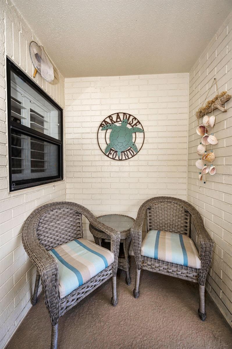 Sitting area off the entry in the enclosed patio / Alcove