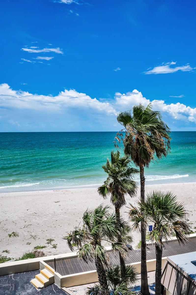 Daydreams thrive here. So do sea breezes, tan lines, and nightcaps under the stars!