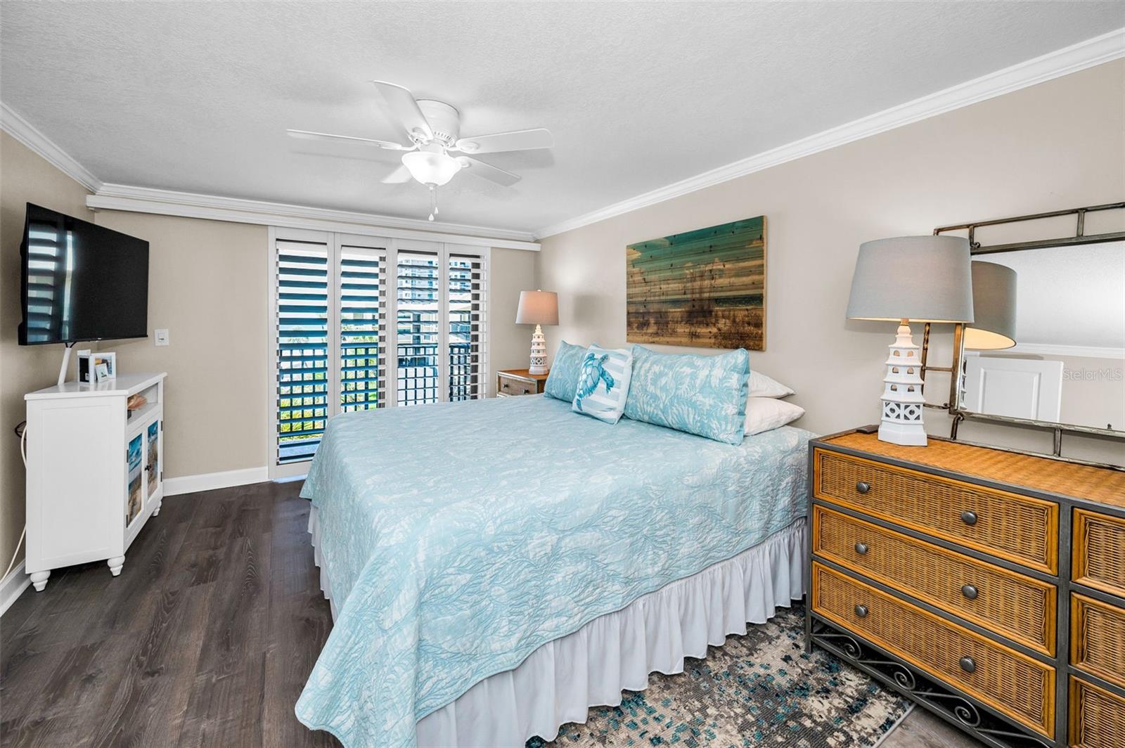 Sun-drenched mornings, moonlit reflections—this primary bedroom frames the Gulf like fine art.