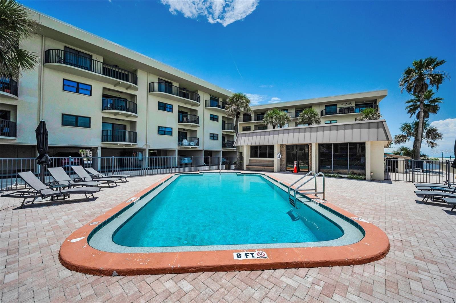That’s not just a pool—it’s a mood. Gulf breeze, tan lines, and zero stress included