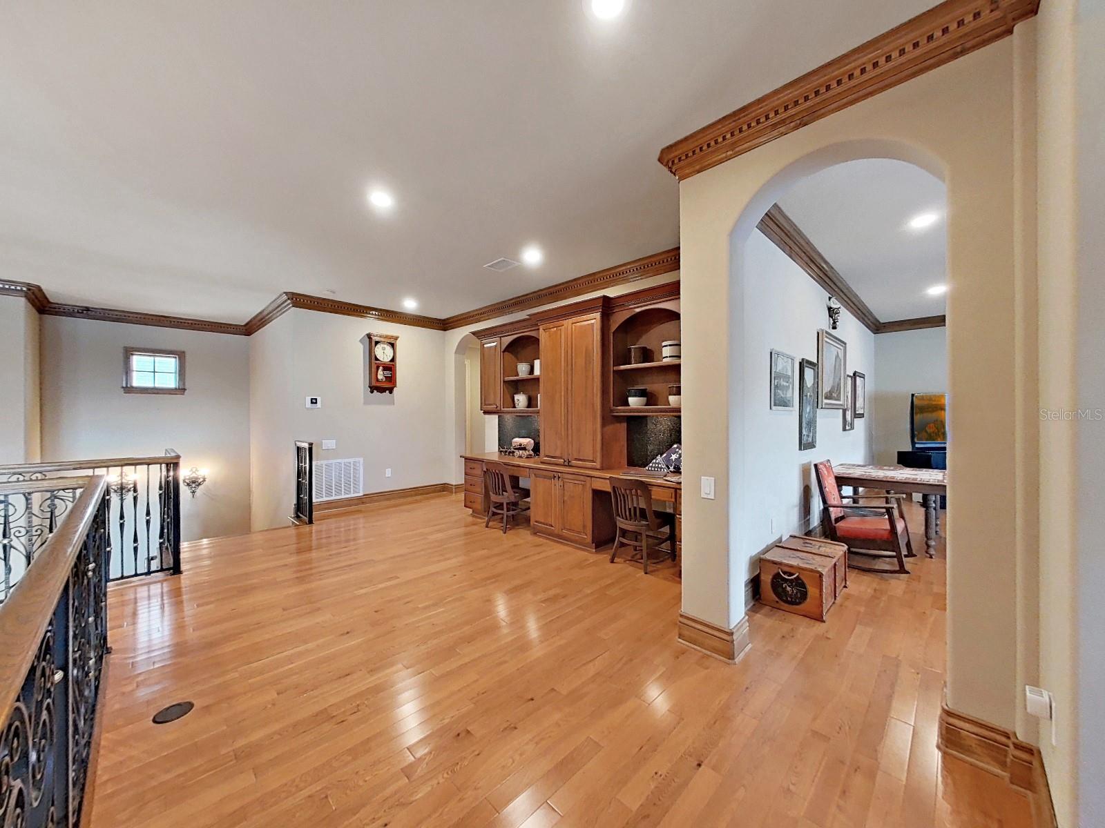 Loft with 2 Desks