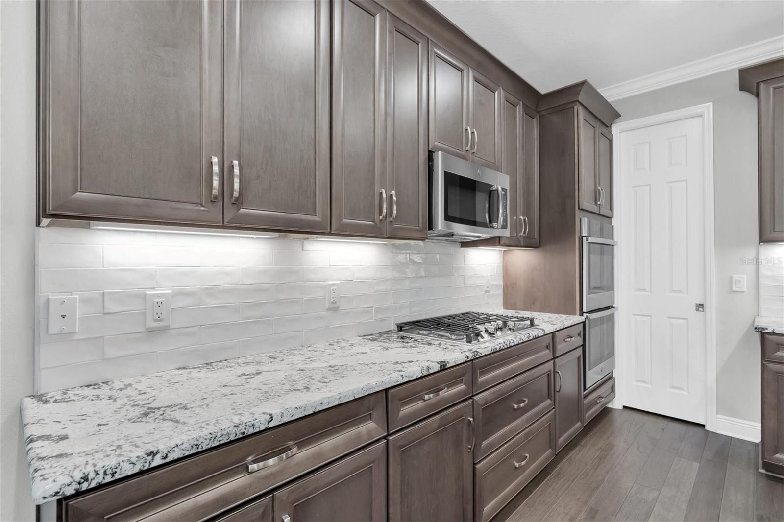 QUARTZ COUNTERS AND UNDER CABINET LIGHTS