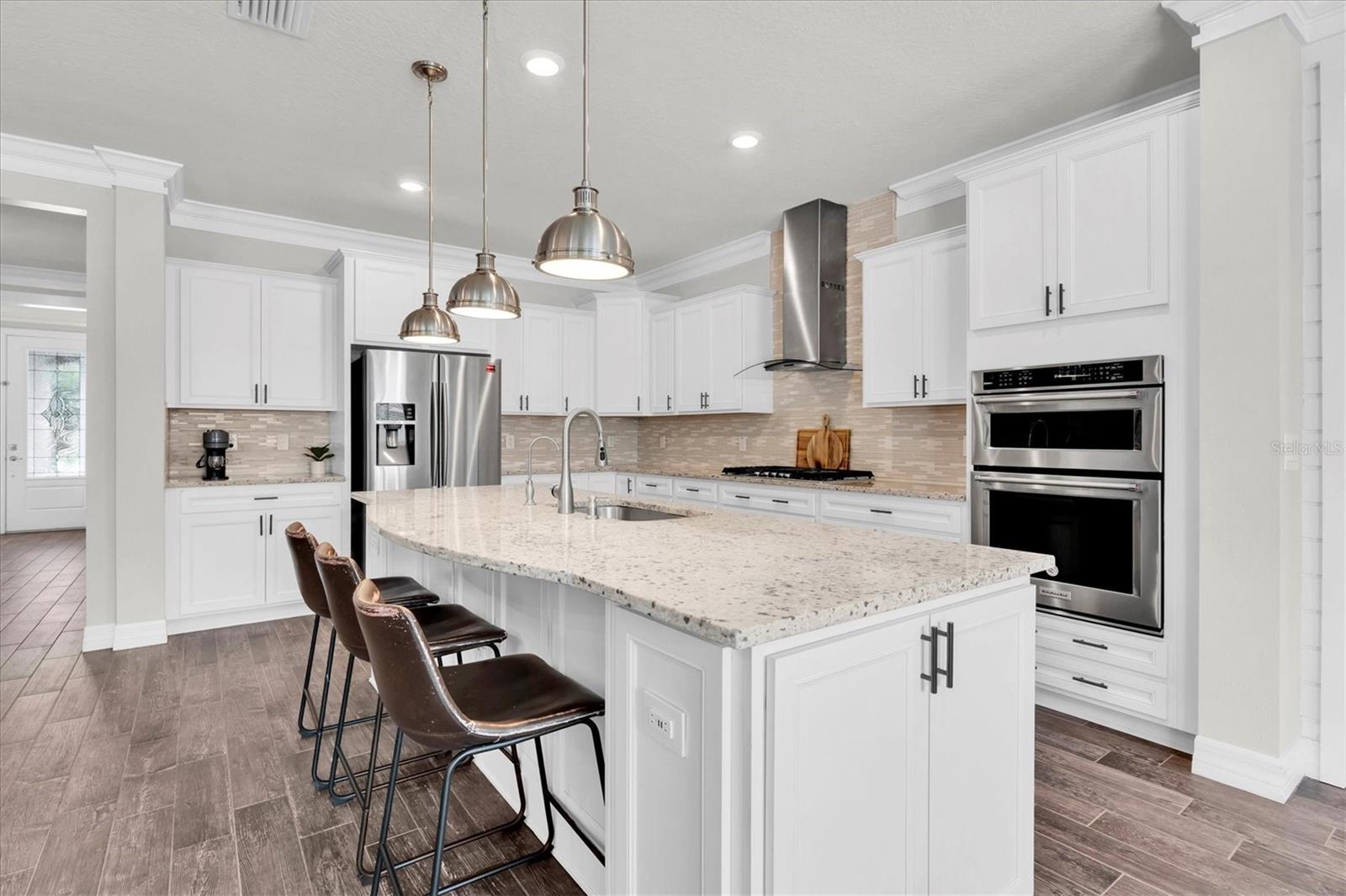 GLEAMING QUARTZ COUNTERS