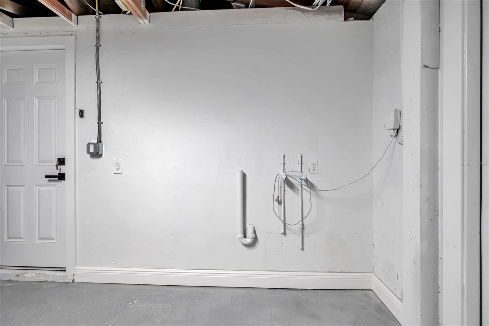 Garage, laundry hook ups
