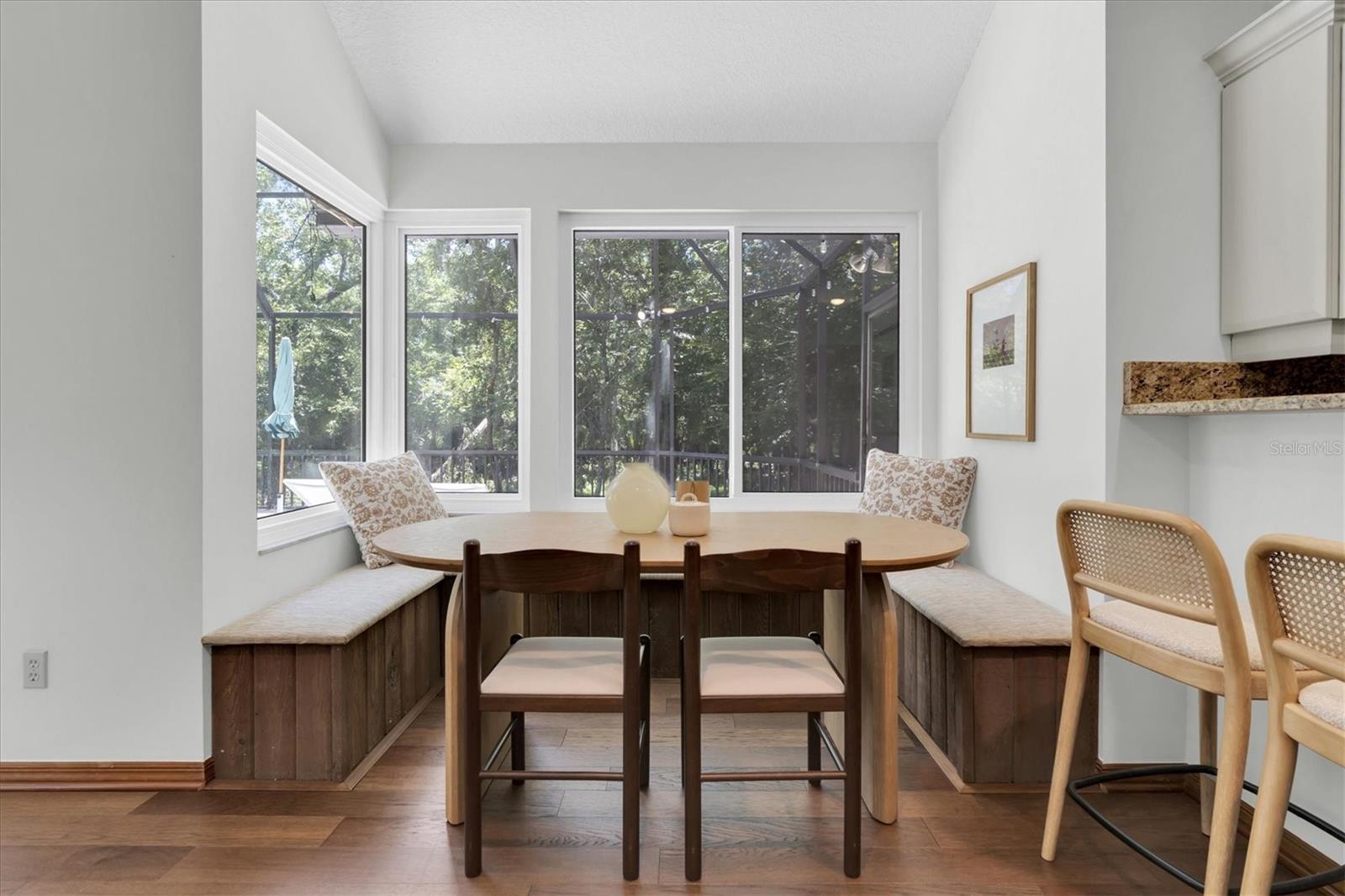 BANQUETTE DINING SPACE