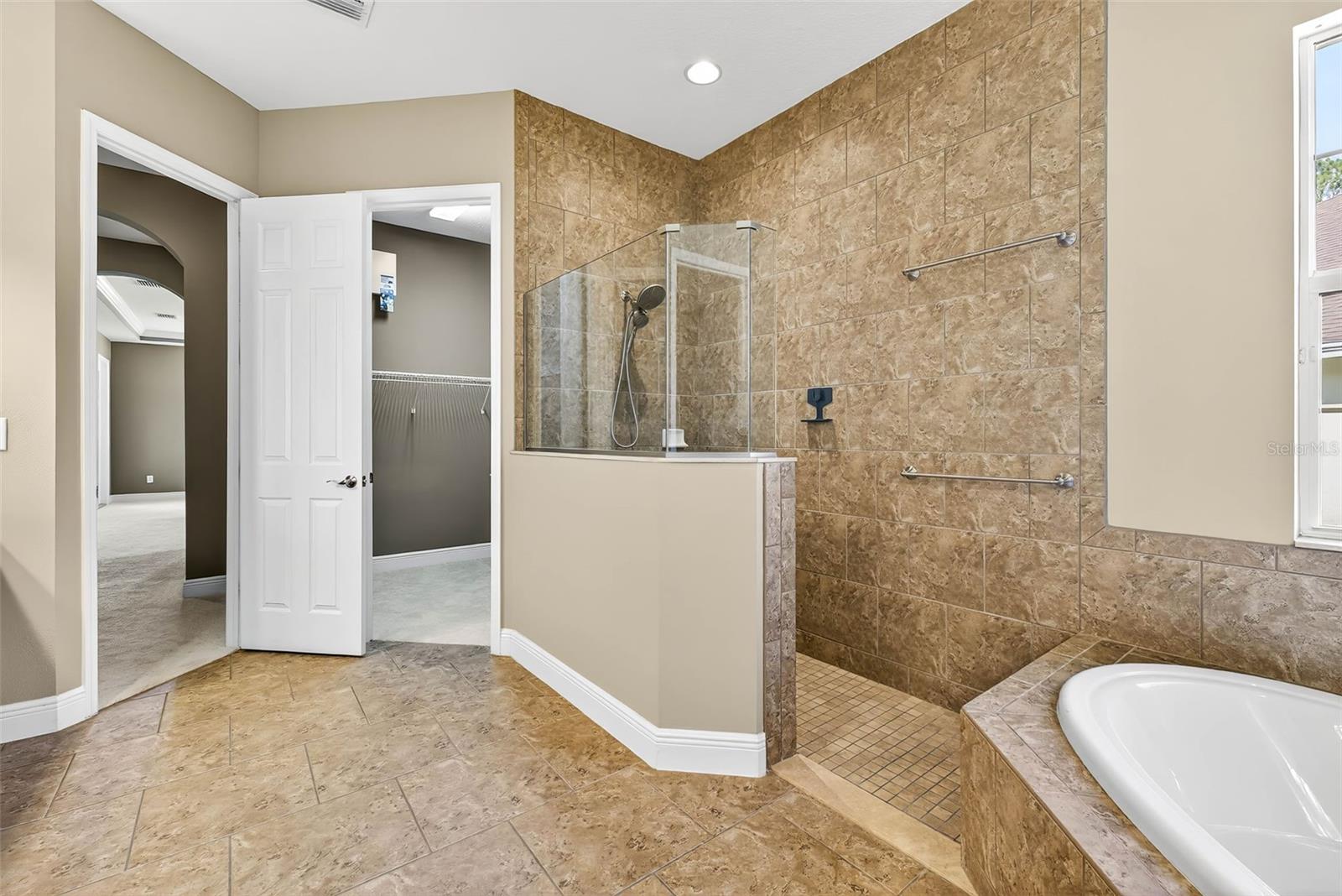 Ensuite bath to primary suite