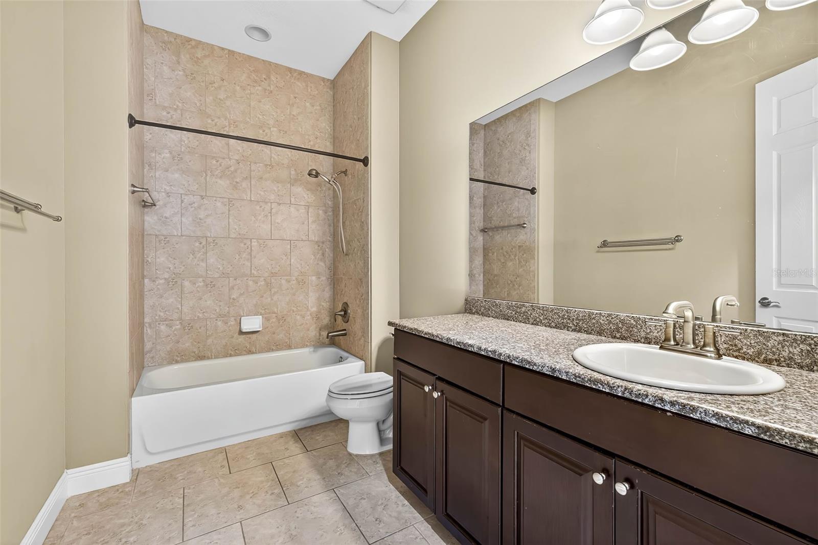 Full bathroom 2