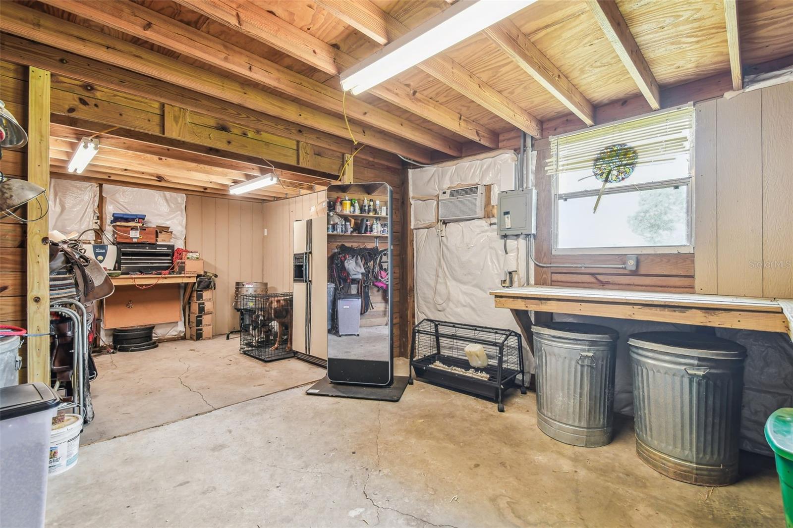 AC tack and feed with W/D hook ups and 220 AMP
