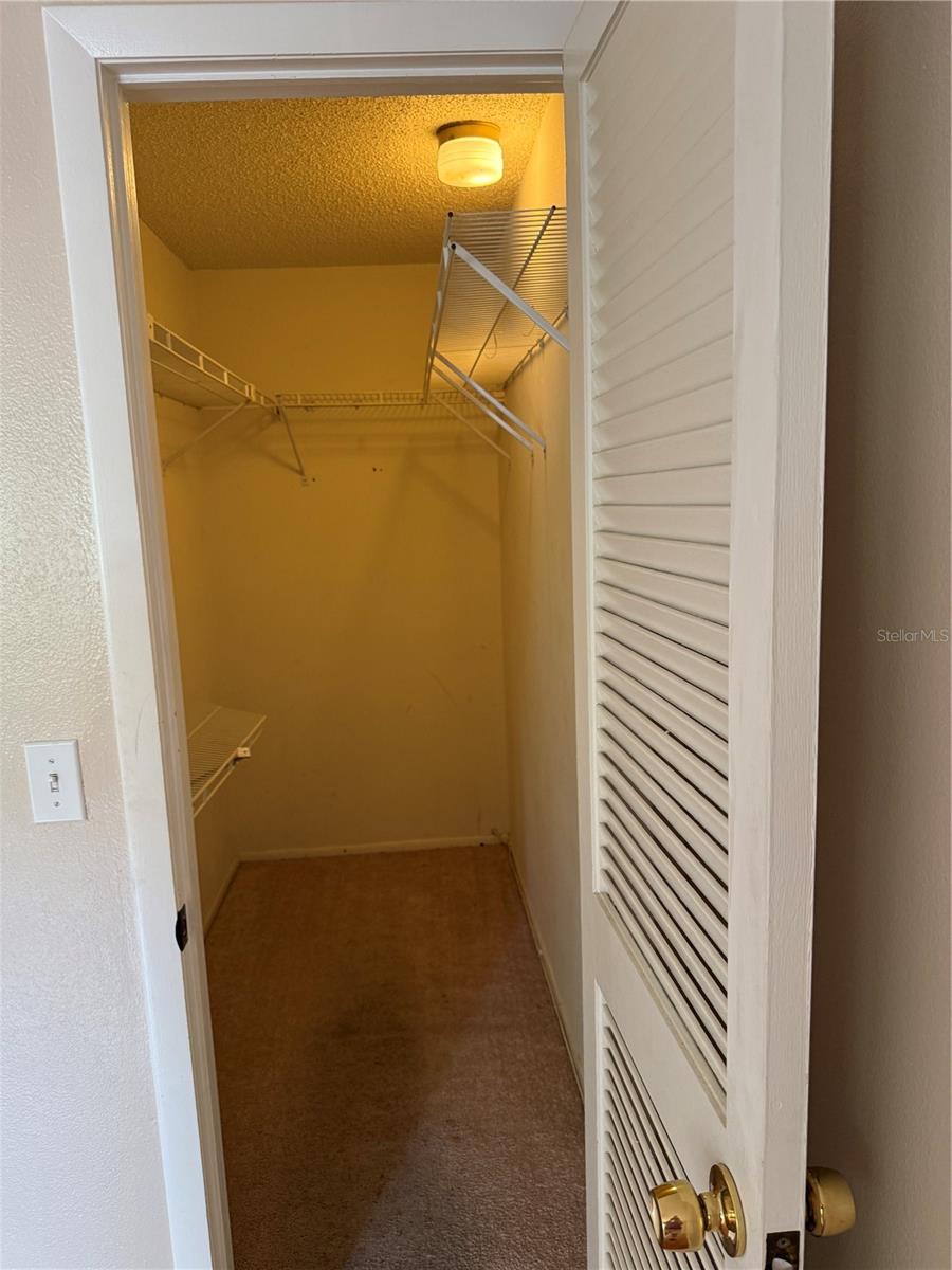 MASTER WALK-IN CLOSET