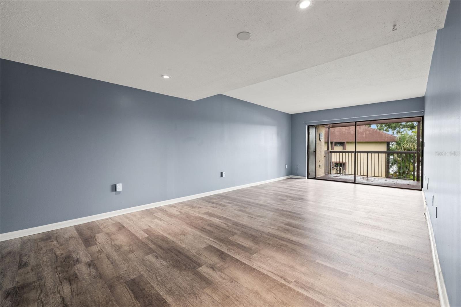 Laminate flooring throughout