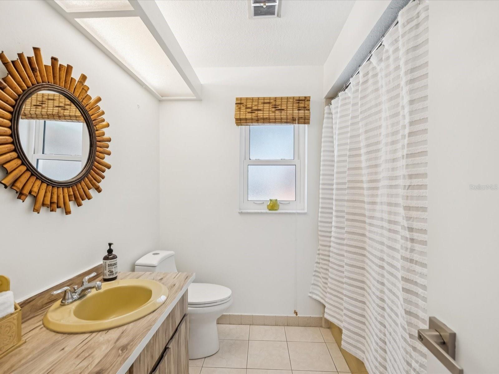 2nd Bath w/ Tub/Shower Combo