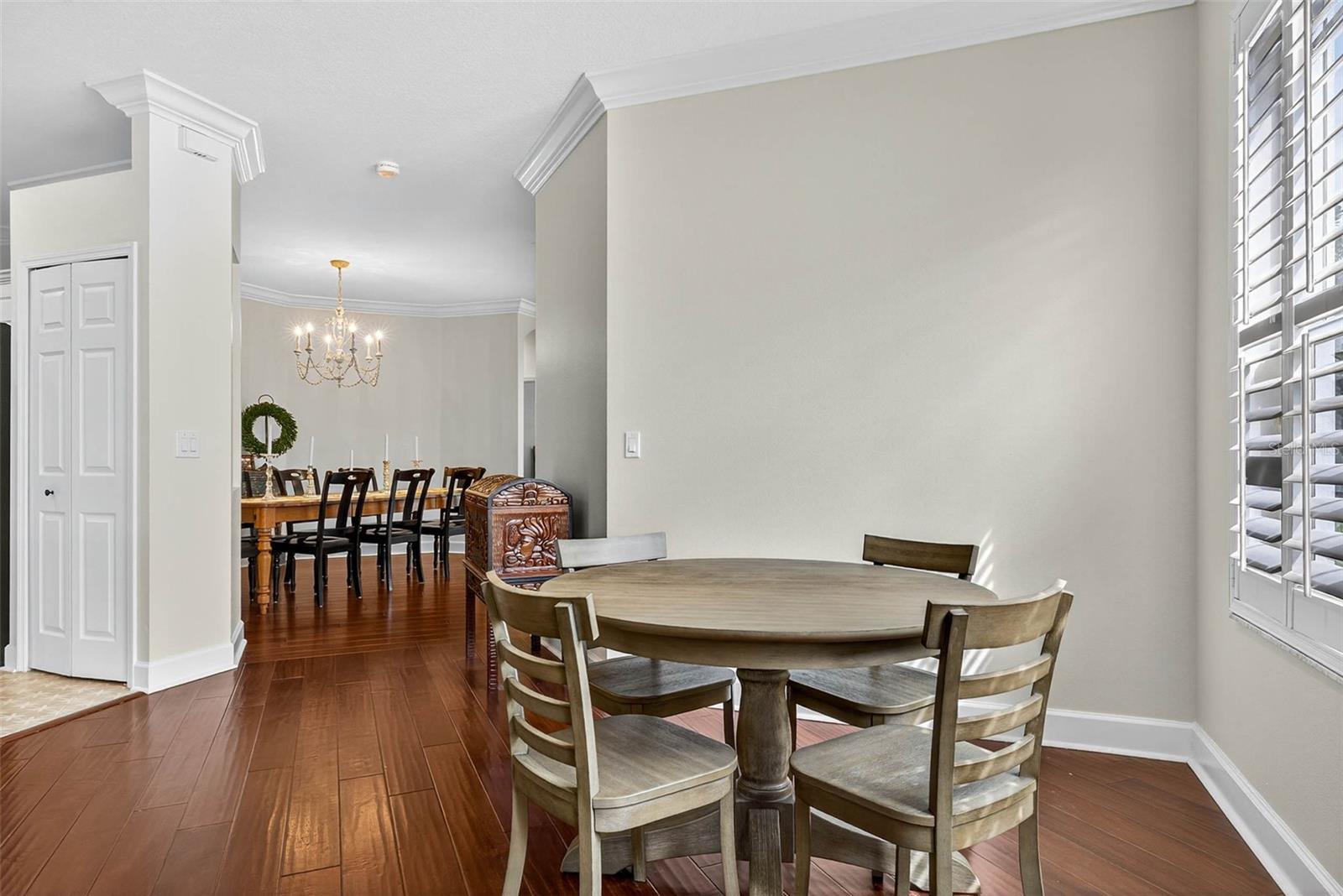 Dining space in kitchen/family room combo
