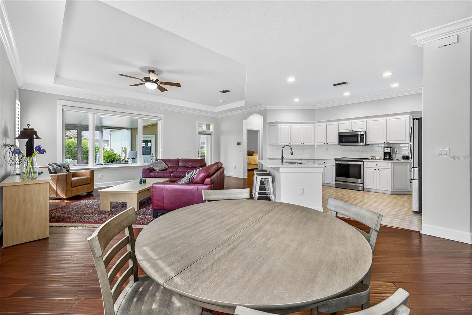 Dining space in kitchen/family room combo