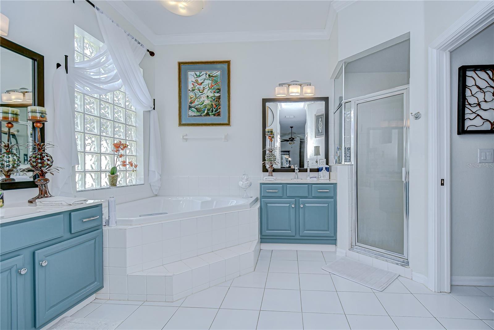 Beautiful updated en-suite!