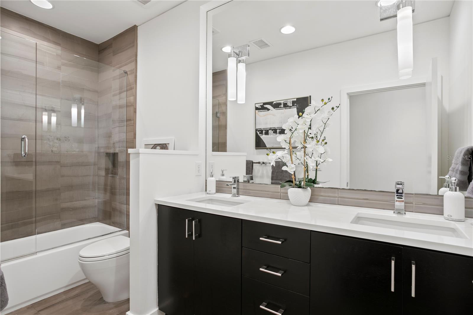 Hallway bath shared by 2nd and 3rd bedrooms