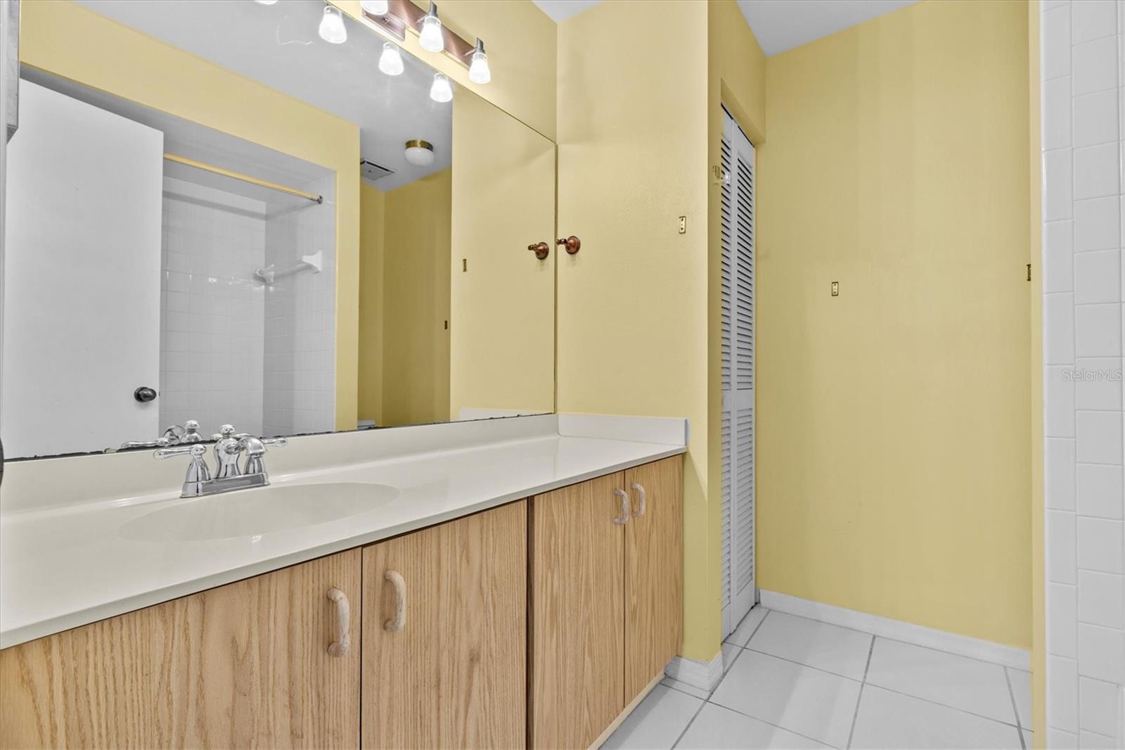 2nd bathroom in hallway