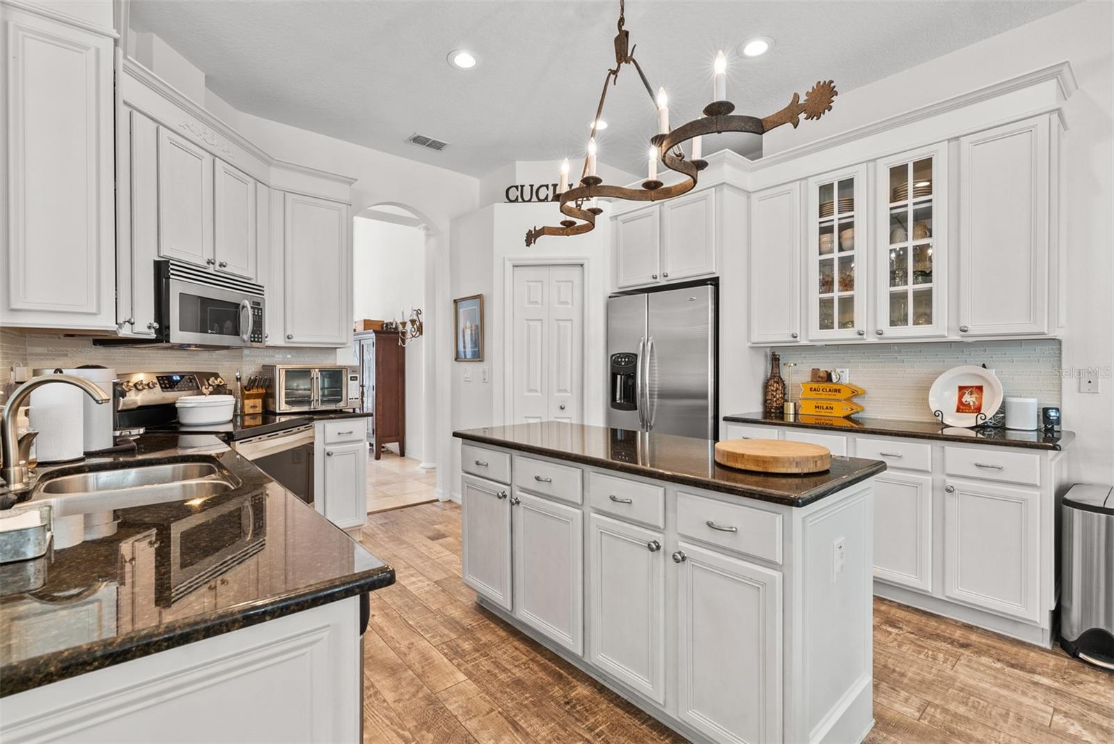 Prep island, stainless appliances, full pantry