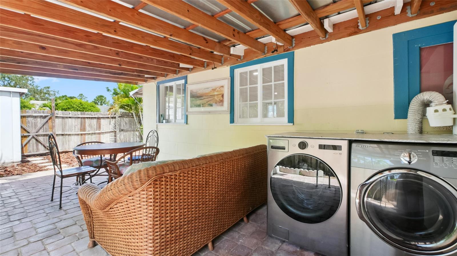 Rear unit laundry and outdoor living space