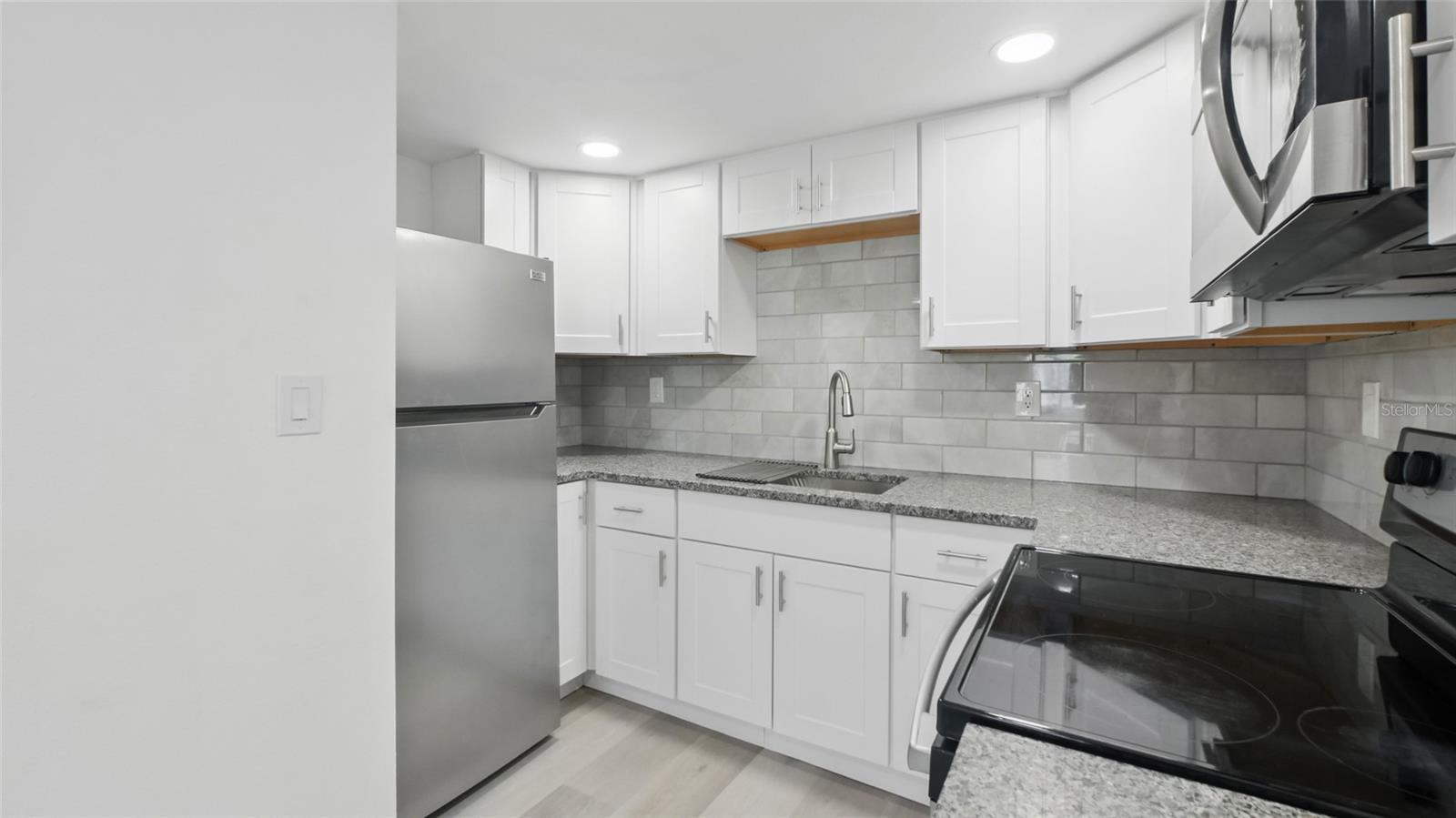 Full kitchen in rear unit