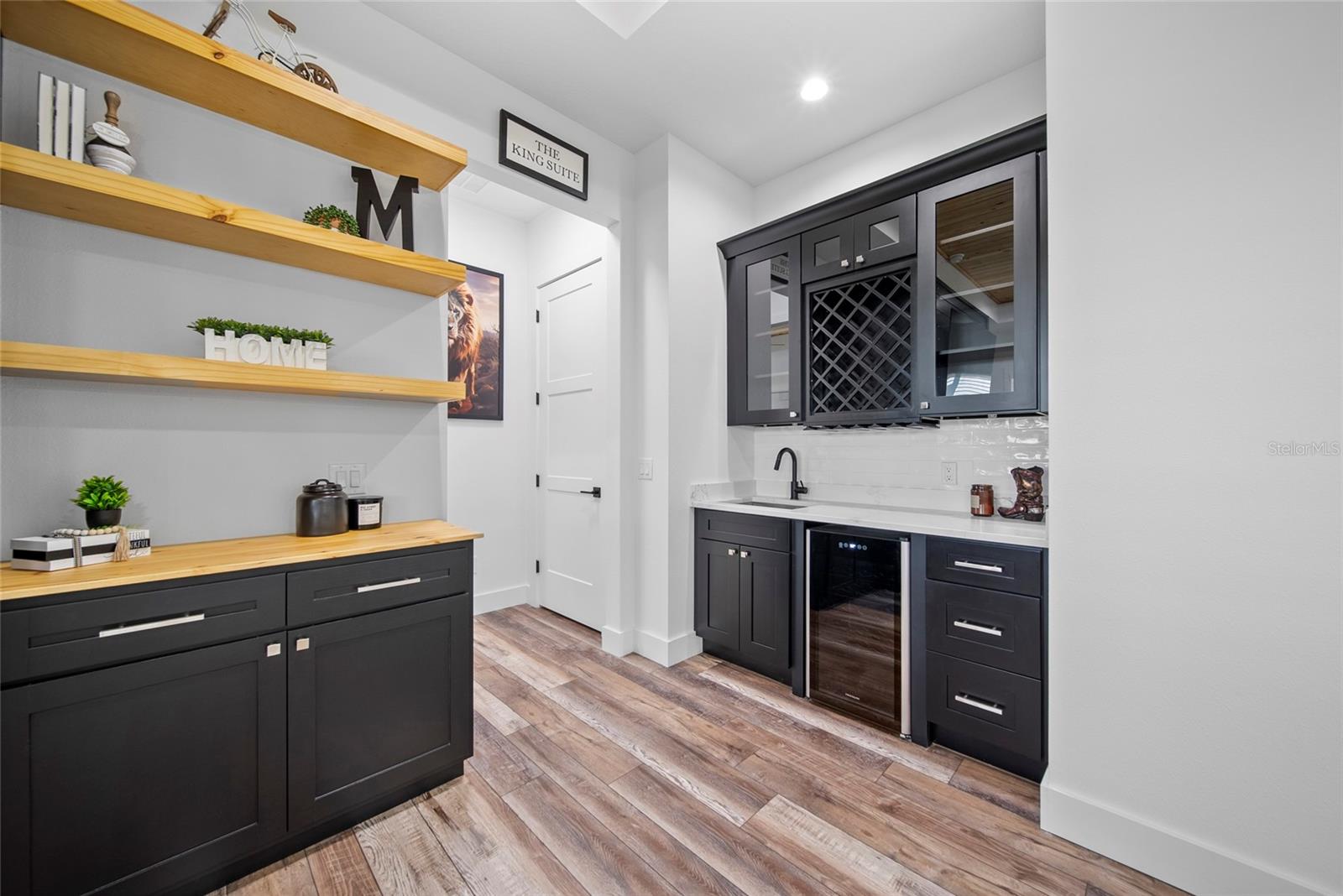 wet bar located between living room & master bedroom