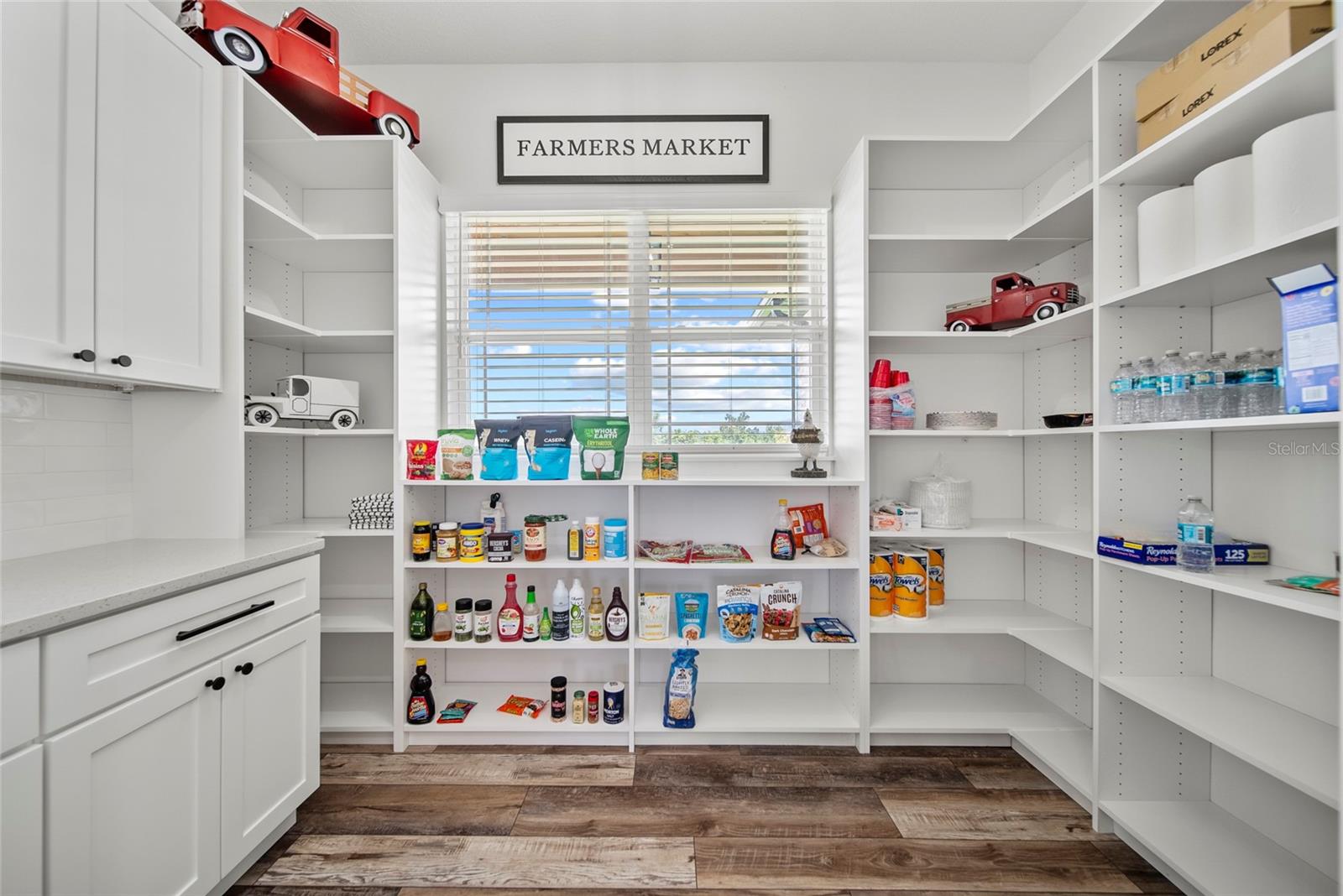 walk in pantry with dry bar