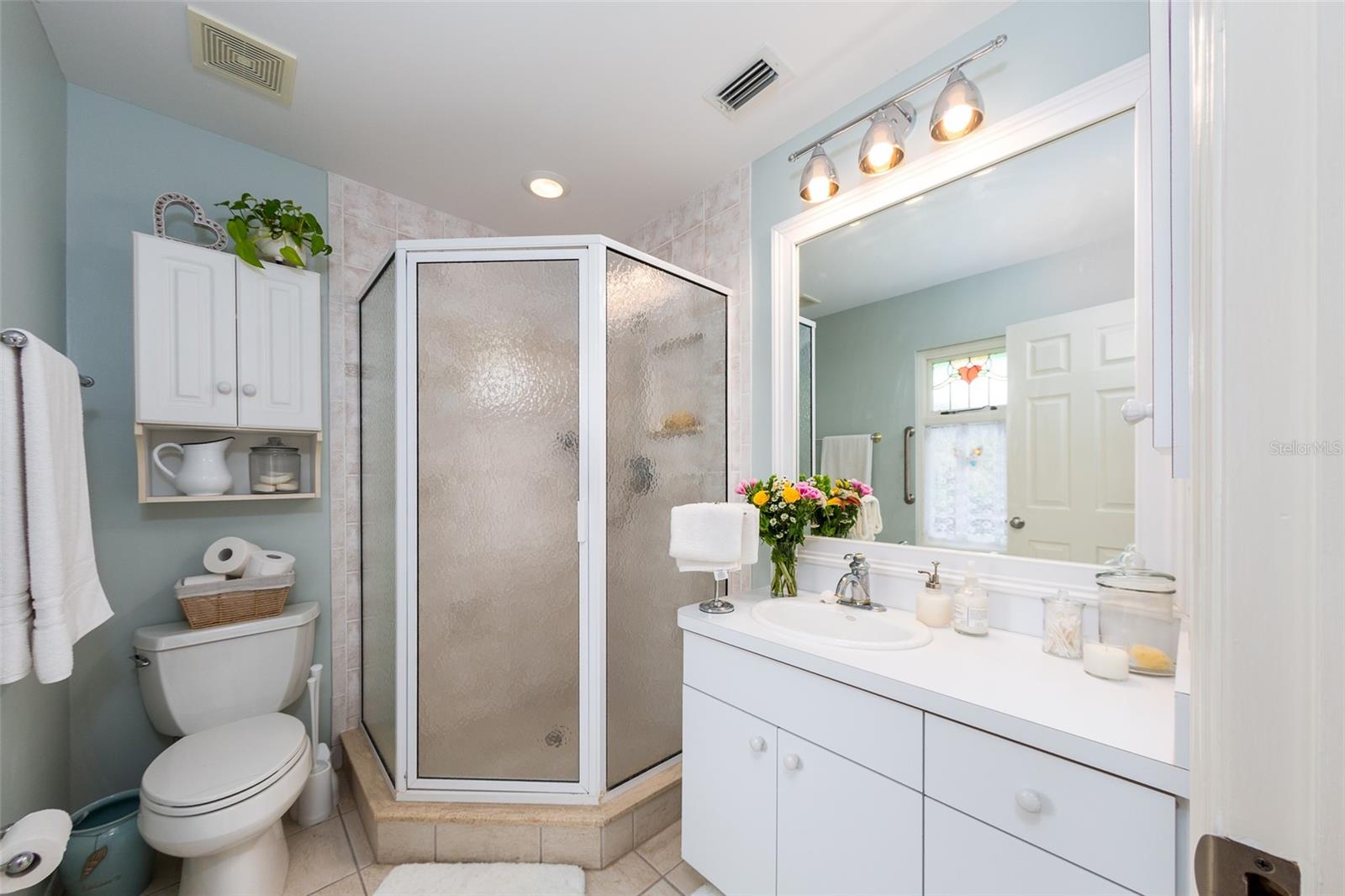 2nd bedroom bath