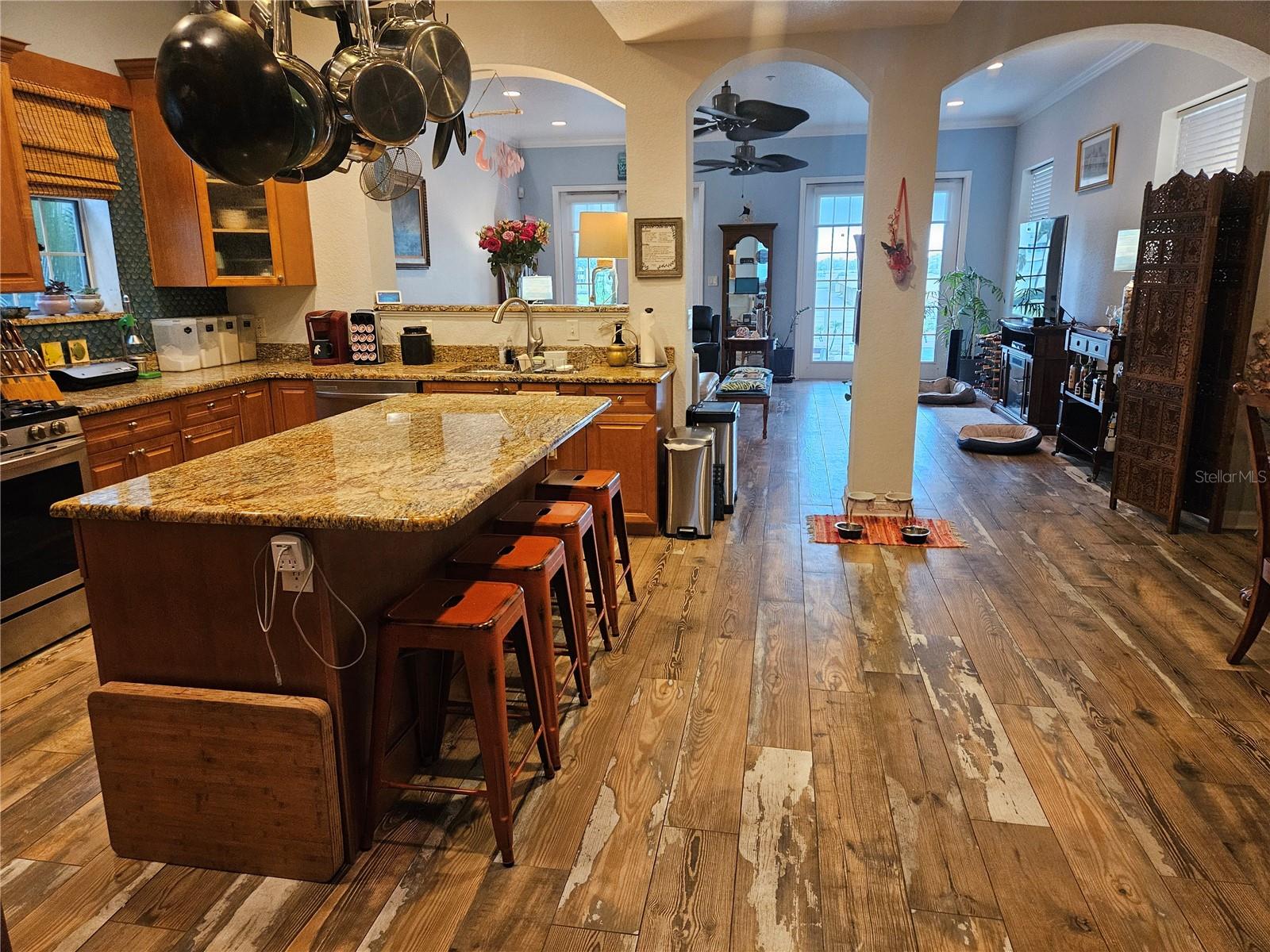 Beautiful Kitchen with Granite thruout.