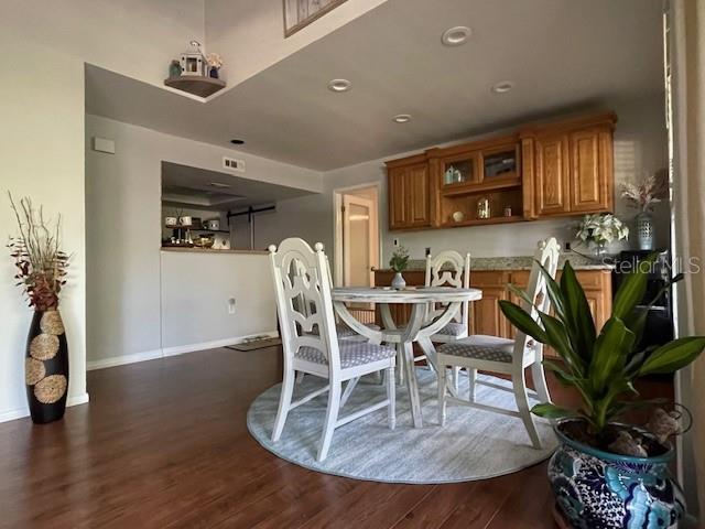 A glance to the kitchen w/breakfast bar