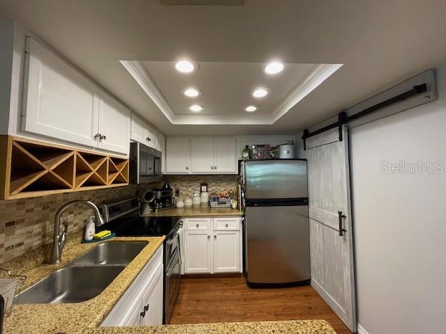 Kitchen w/ recessed lights & new appliances