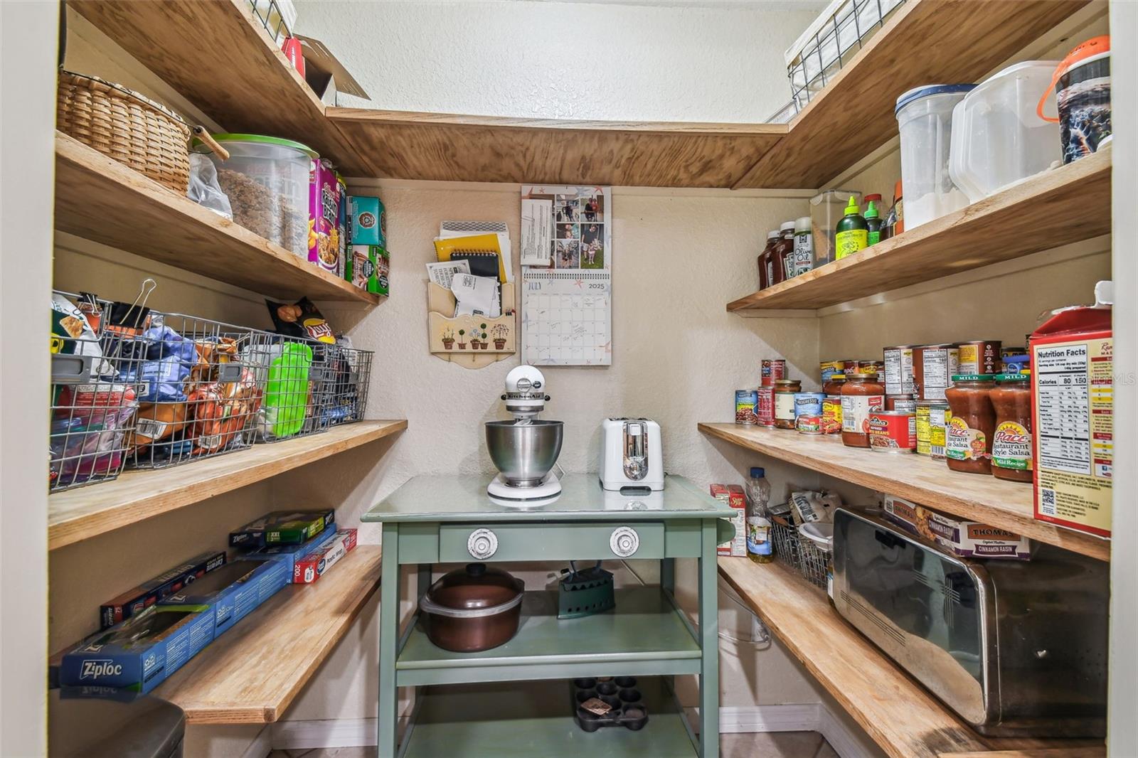 Kichen pantry w barn door