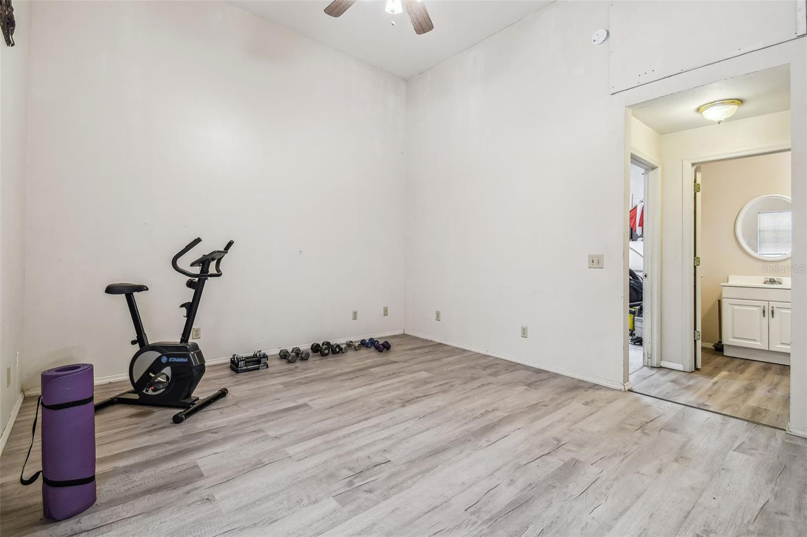 Detached garage room w A/c