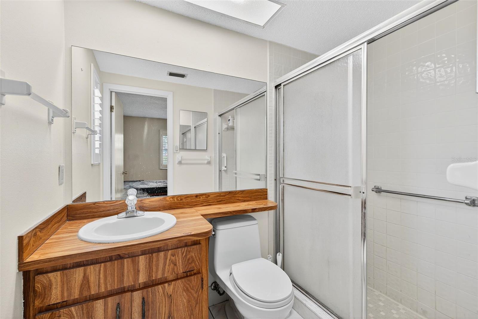 Ensuite bath to primary bedroom