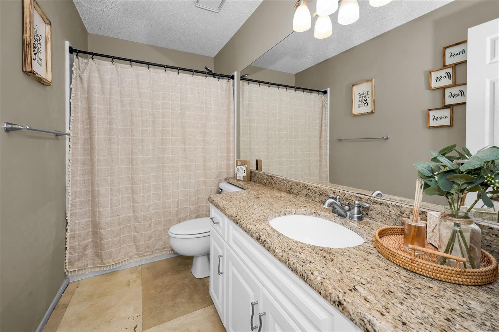2nd bathroom with granite counter