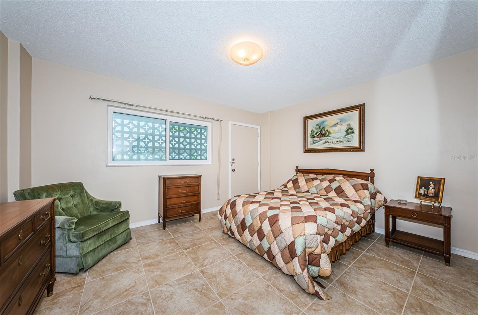 Guest bedroom with private entrance