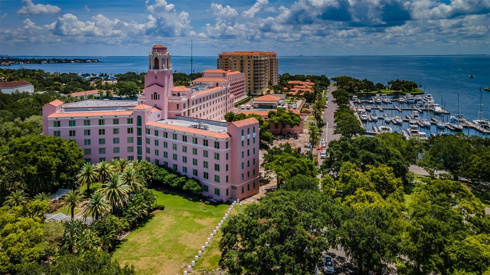 Historic Vinoy Hotel - within walking distance