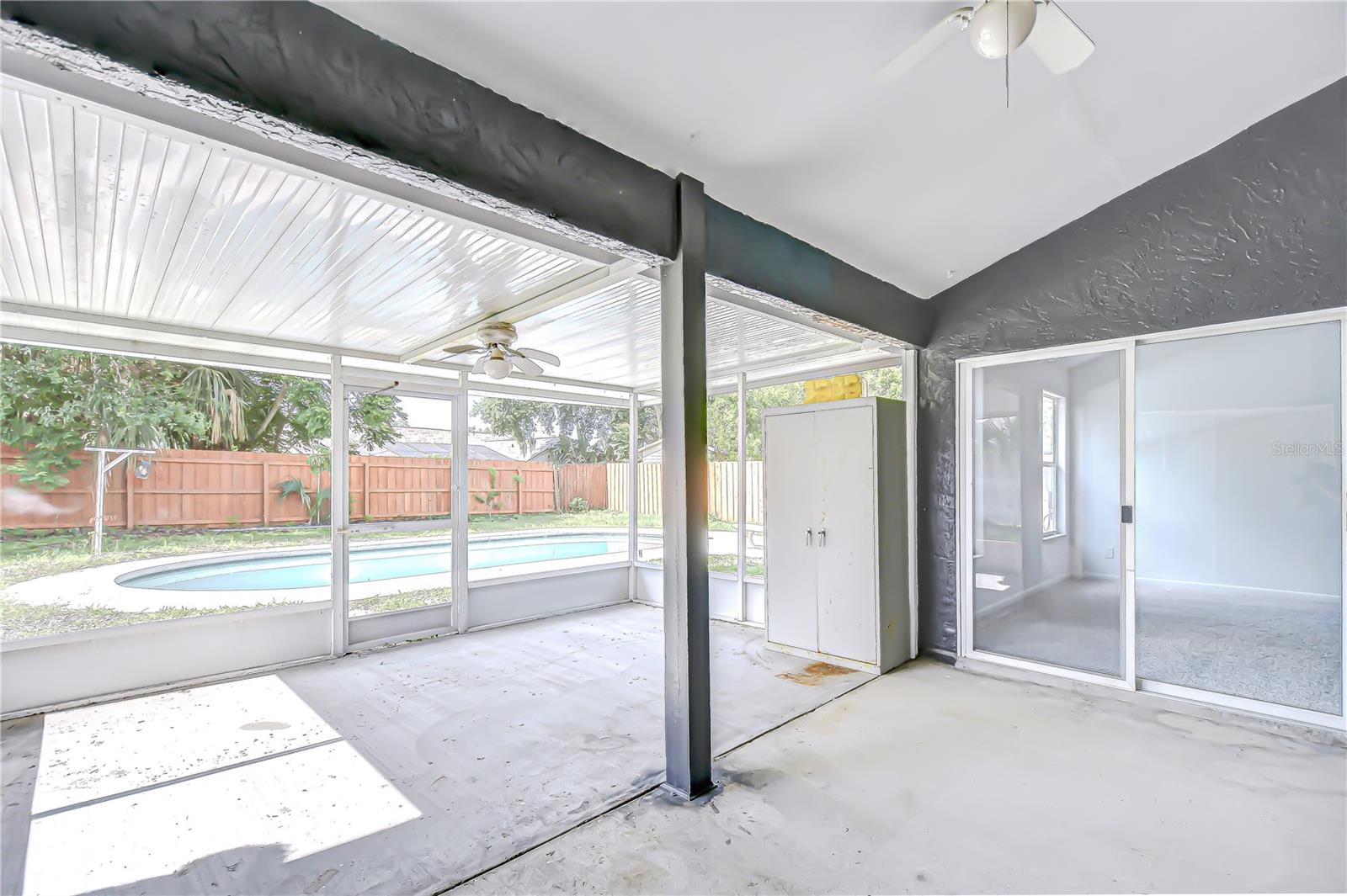 covered screened lanai!