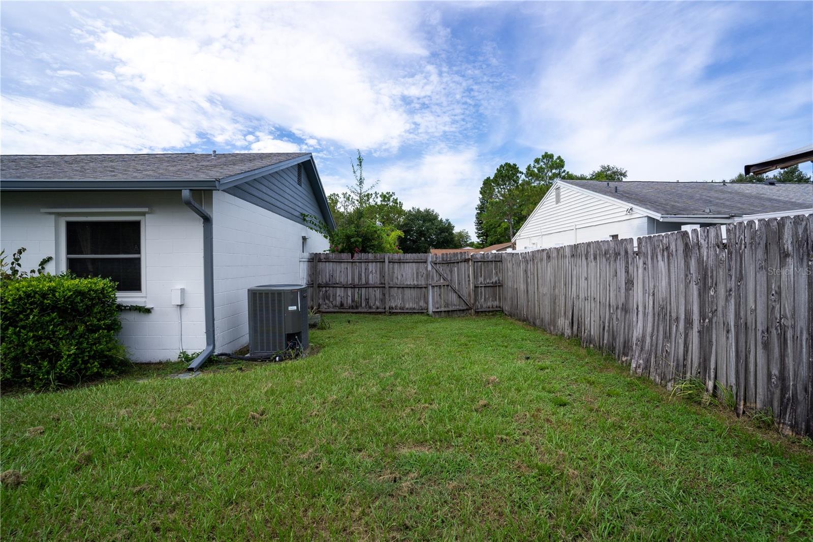 Additional gate to backyard