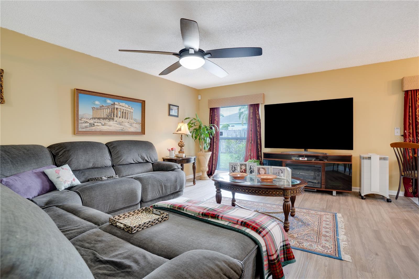 Living room, Laminate Flooring 03/2025